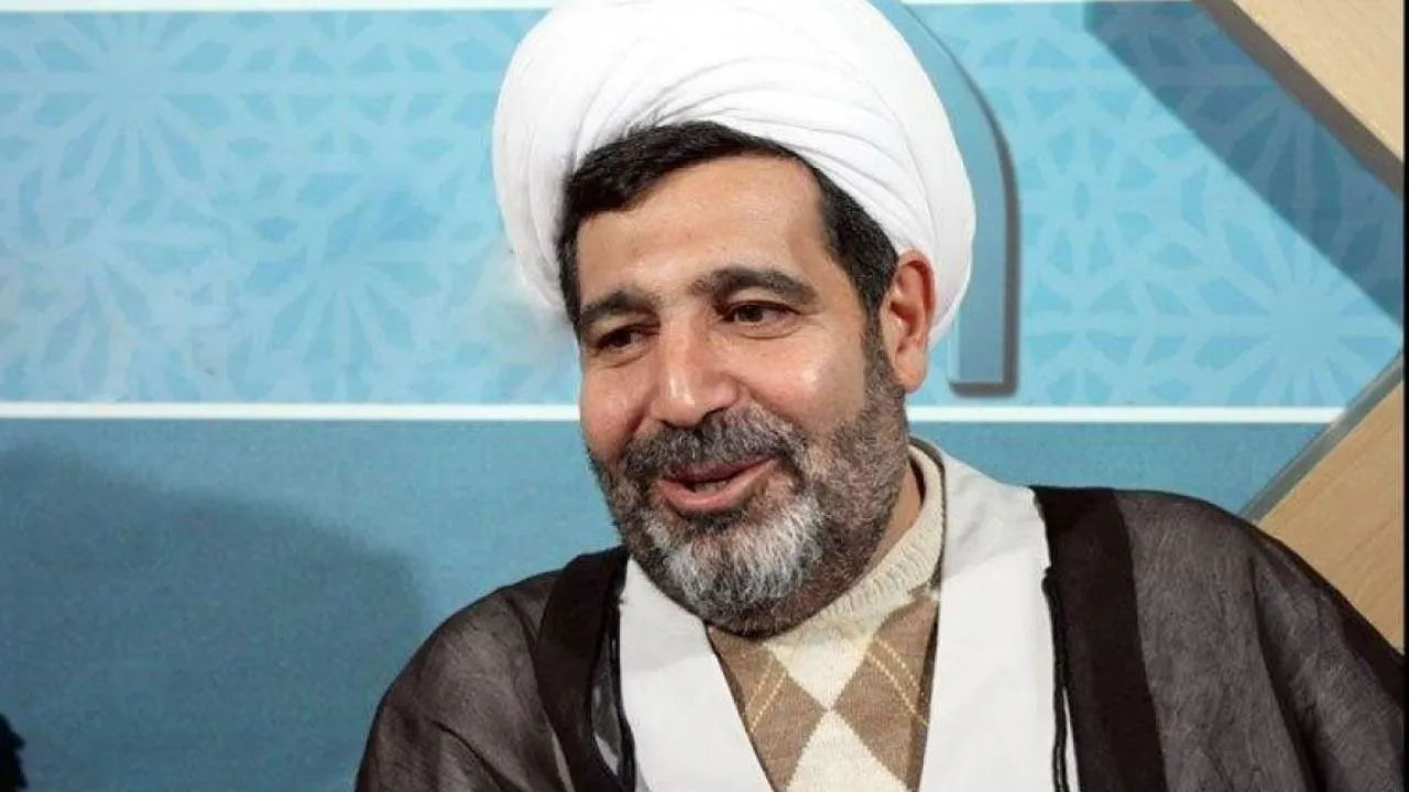 قاضی منصوری در کنار قاتل زنان مشهدی +عکس