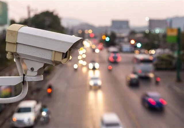 تصاویر دوربین مداربسته از لحظه سقوط درخت تنومند در جاده