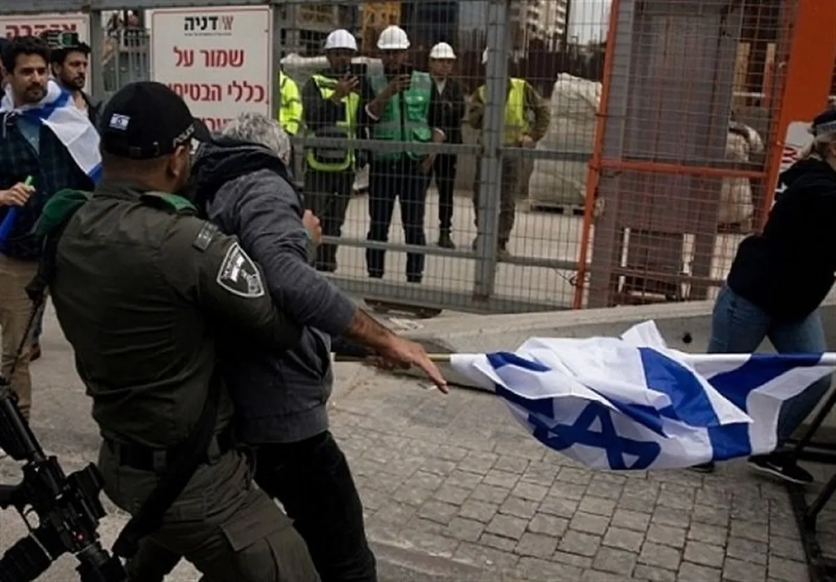 Open Threat from Israel's Home Front Command: Israelis Throw Stones at Soldiers