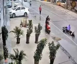 لحظه تلخ بی اعتنایی شاهدان صحنه تصادف برای کمک به مصدوم! + فیلم