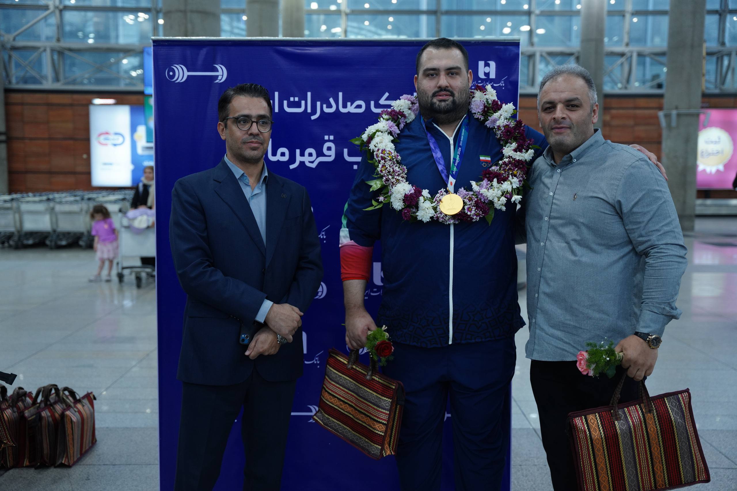 استقبال گرم بانک صادرات ایران از قهرمانان وزنهبرداری استقبال گرم بانک صادرات ایران از قهرمانان وزنهبرداری