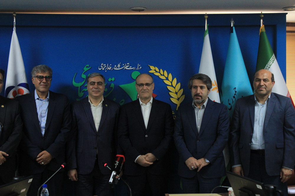 امضای سند همکاری بین صندوق بیمه اجتماعی و شرکت سهامی فرش ایران با حضور دکتر جمالی امضای سند همکاری بین صندوق بیمه اجتماعی و شرکت سهامی فرش ایران با حضور دکتر جمالی
