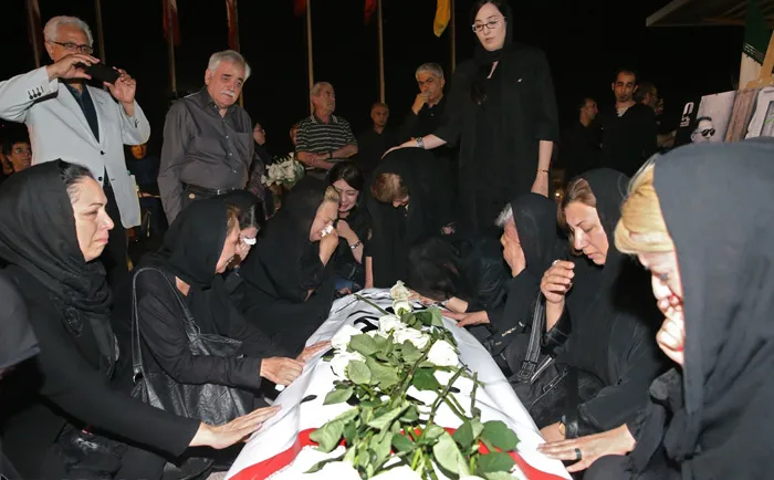 بازگشت پیکر کیارستمی به ایران +عکس