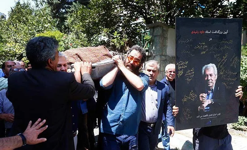 انتقاد پرویز پرستویی از حاضران در مراسم تشییع داود رشیدی