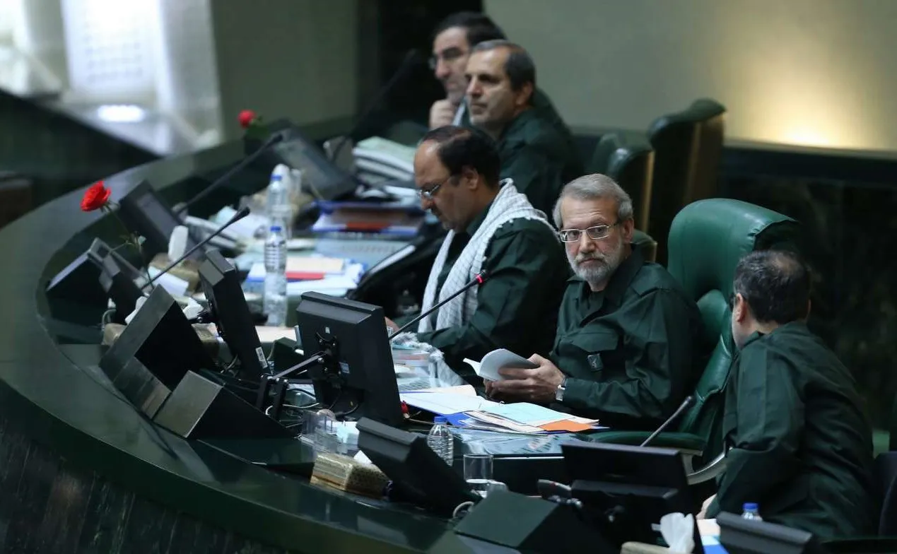 نمایندگان مجلس با لباس سپاه پاسداران +فیلم