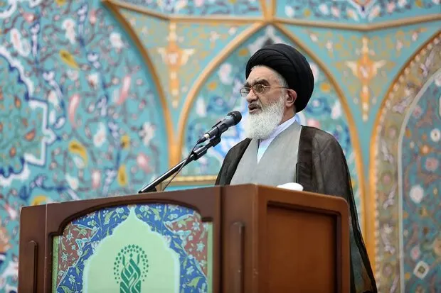 امام جمعه قم: مردم در بازار ارز سرمایه گذاری نکنند
