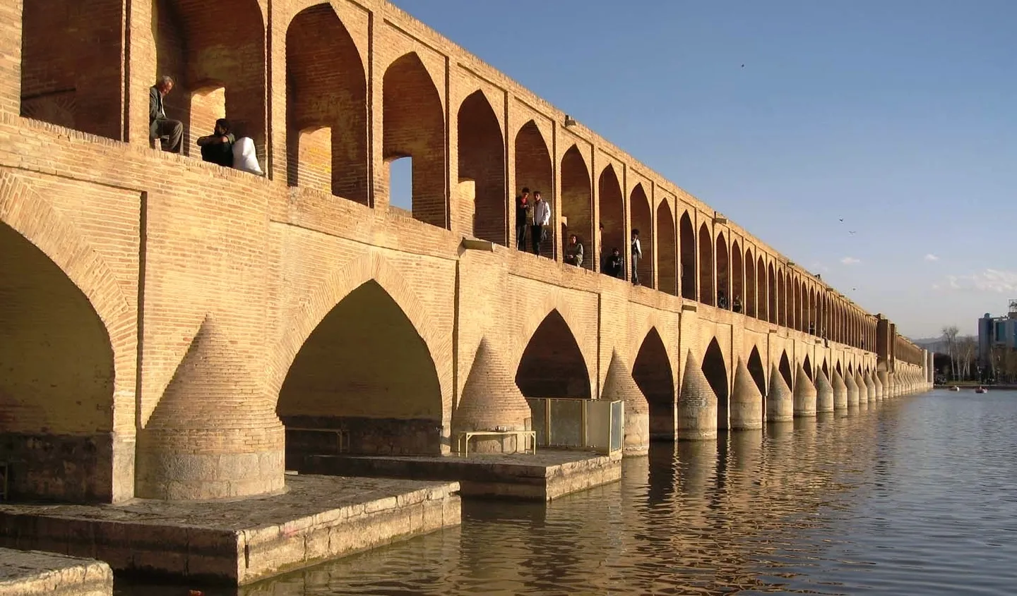 سی و سه پل از درد به خود می پیچد