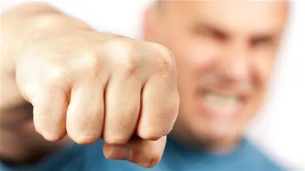لحظه مشت خوردن مرد چشم چران + فیلم