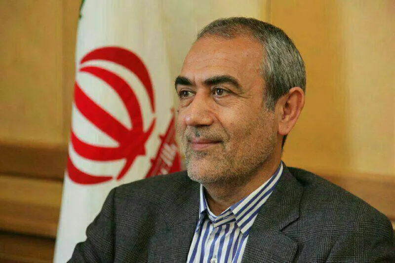 پدر آتنا کارمند می‌شود
