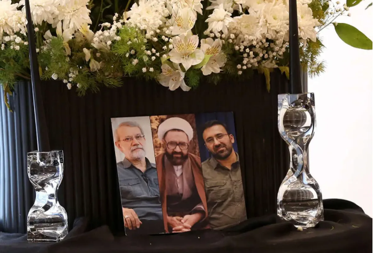 لبخند شهید لاریجانی در قاب وداع/ سیدحسن خمینی تصویر را با تأمل نگاه کرد