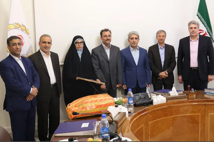 تقدیر بانک‌ملی از نفر اول کنکورسراسری+ تصاویر
