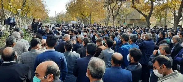 تجمع اعتراضی معلمان اصفهانی برای اجرای طرح رتبه‌بندی