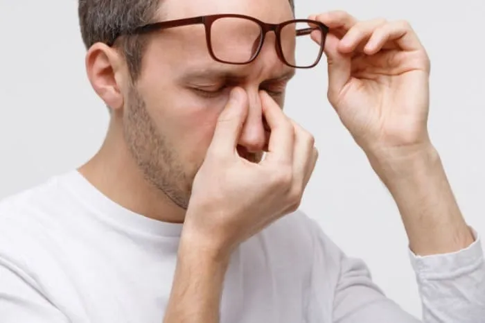 عوارض هولناک ماساژ چشم