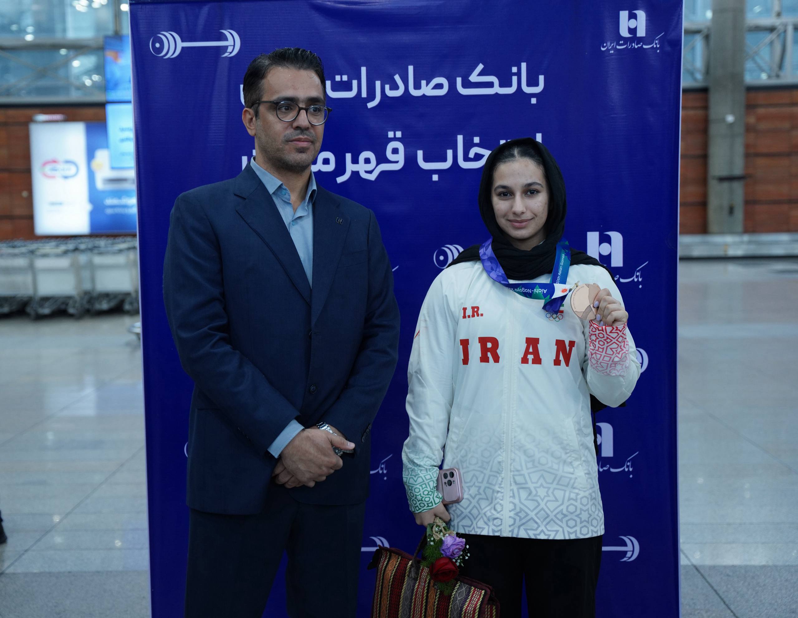 استقبال گرم بانک صادرات ایران از قهرمانان وزنهبرداری استقبال گرم بانک صادرات ایران از قهرمانان وزنهبرداری