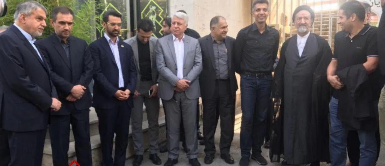 آذری جهرمی و عادل فردوسی‌پور در مراسم تشییع پیکر مهدی شادمانی +فیلم
