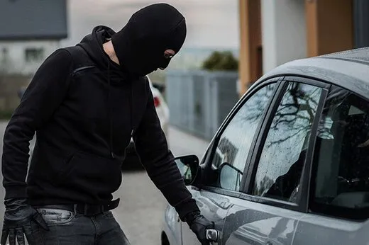 لحظه جالب گیرافتادن سارق در ماشین دزدی + فیلم