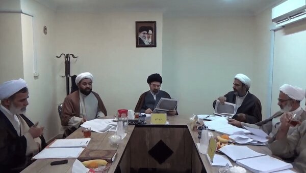 عکسی از رهبرانقلاب به عنوان استاد راهنما عکسی از رهبرانقلاب به عنوان استاد راهنما