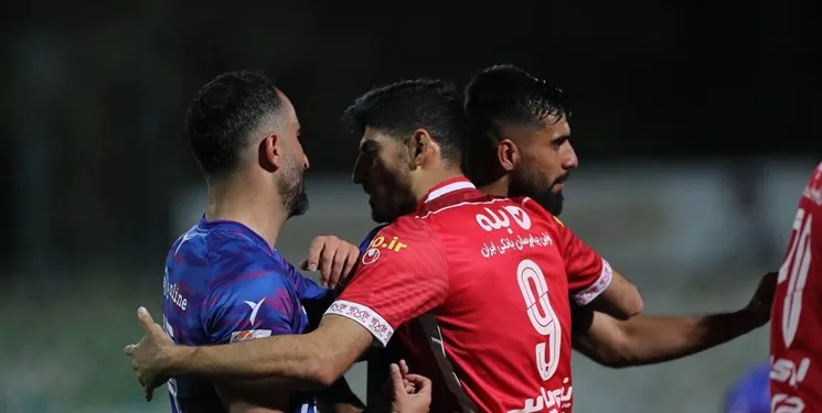 حضور فرد جنجالی بازی سپاهان ـ پرسپولیس در اطراف سرخ پوشان + عکس