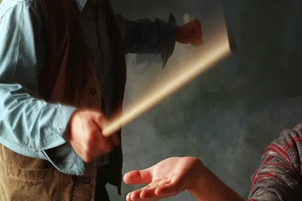 تنبیه بدنی دانش آموزان کرجی از سوی مدیر مدرسه