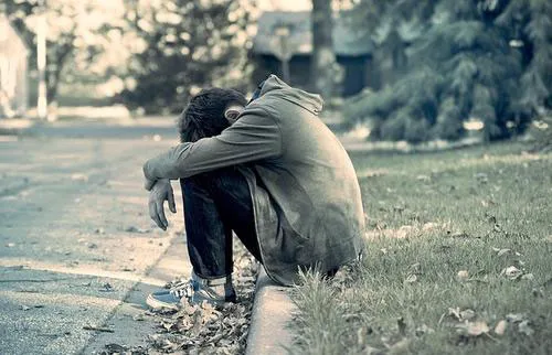 ۷ نشـانـه پنهـان کـه خبـر از افسـردگـی می‌دهـد