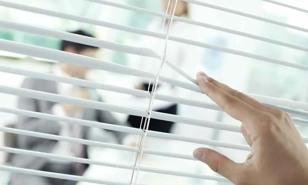 افراد مزاحم و آزار دهنده را چگونه در محیط کار تحمل کنیم؟ / چند ترفند مقابله با همکار مزاحم