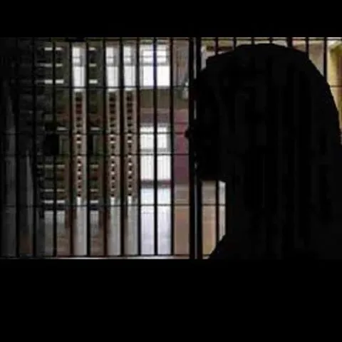 زن ٧٤ساله با کمک مردم به خانه بازگشت