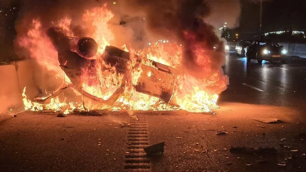 آتش‌سوزی پژو ۲۰۶ در جاده تهران - قم +عکس