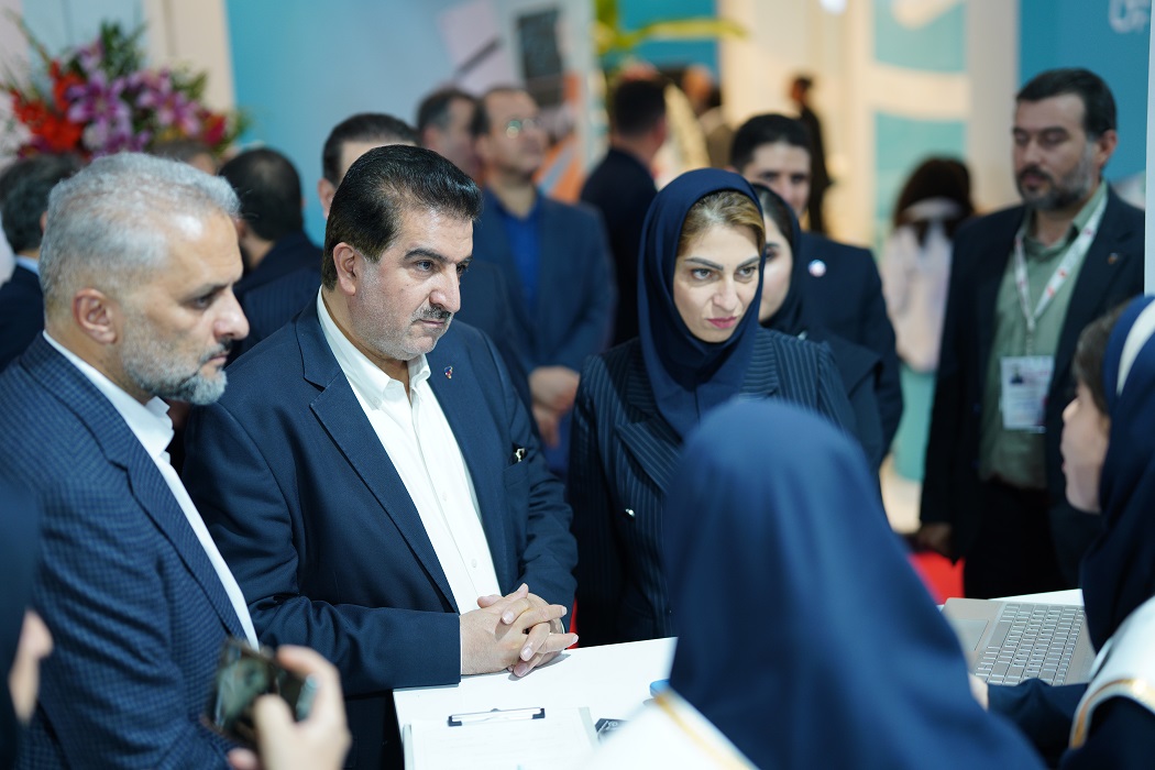 بازدید مدیرعامل بانک رفاه کارگران از نمایشگاه الکامپ؛ تأکید بر توسعه بانکداری دیجیتال و حمایت همه‌جانبه از زیست‌بوم فناوری و نوآوری کشور