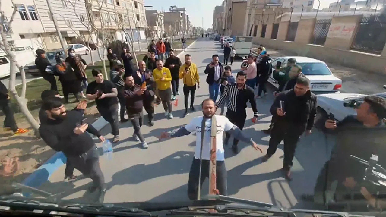کشیدن کامیون ۱۳ تنی با گردن! + فیلم