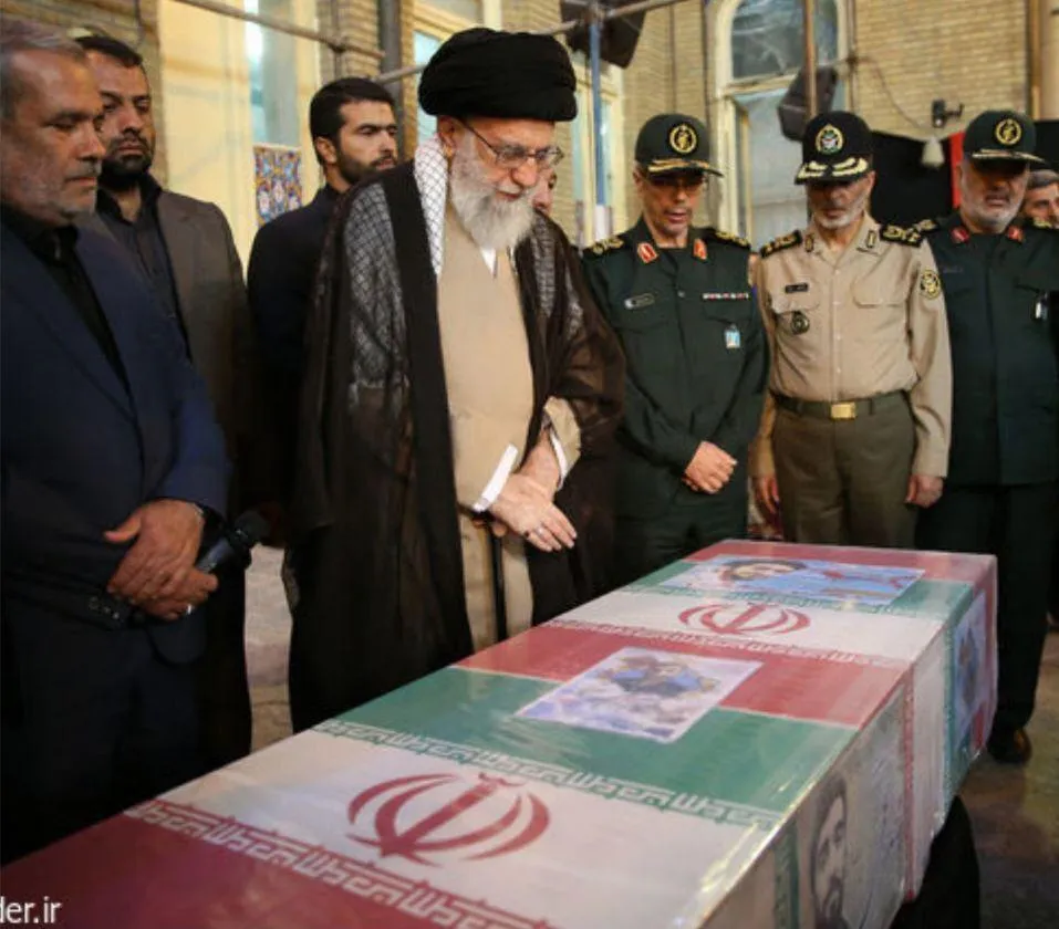 حضور رهبرانقلاب در کنار پیکر مطهر شهید حججی