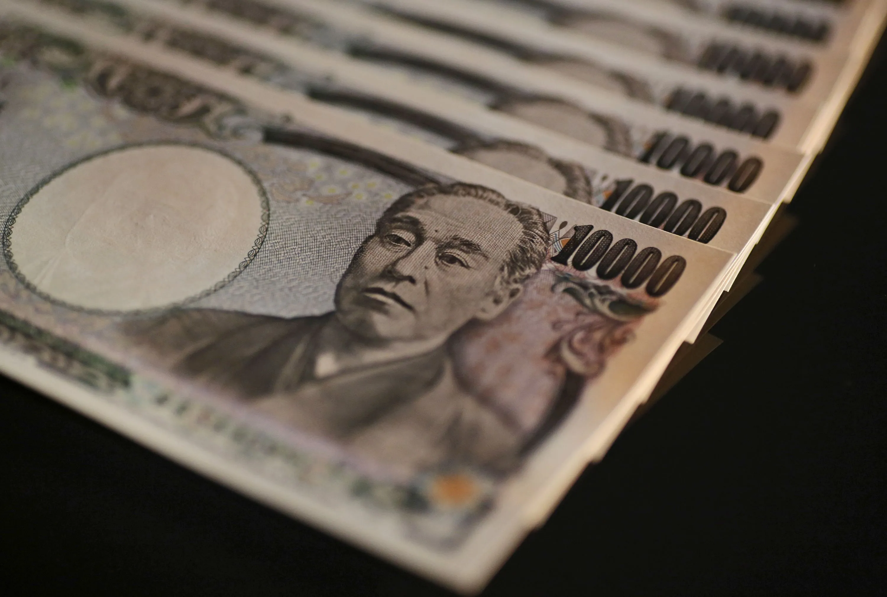 Asia Stocks Drop as Yen Gains, Auto Shares Slump