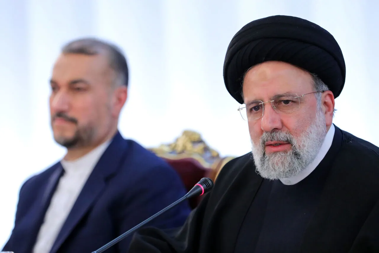 عملیات هوایی جست‌وجوی هلیکوپتر رئیسی متوقف شد