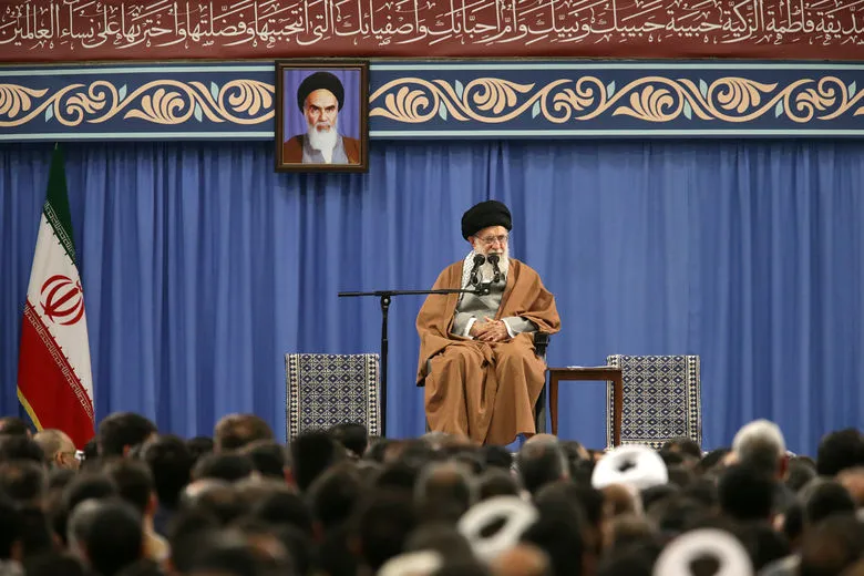 رهبرمعظم انقلاب: ملت ایران قوی‌تر از ۴۰سال قبل و دشمنان آن ضعیف‌تر شده‌‌اند/ نباید از دشمن ترسید و دچار اشتباه محاسبه شد