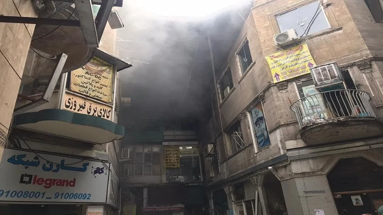 آتش سوزی در پاساژی در بازار تهران