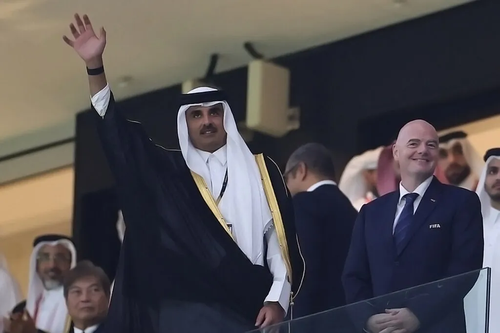 امیر قطر «لباس عربی» بر تن «مسی» کرد! + فیلم