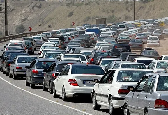 جاده‌هایی که بارندگی و ترافیک‌سنگین دارند