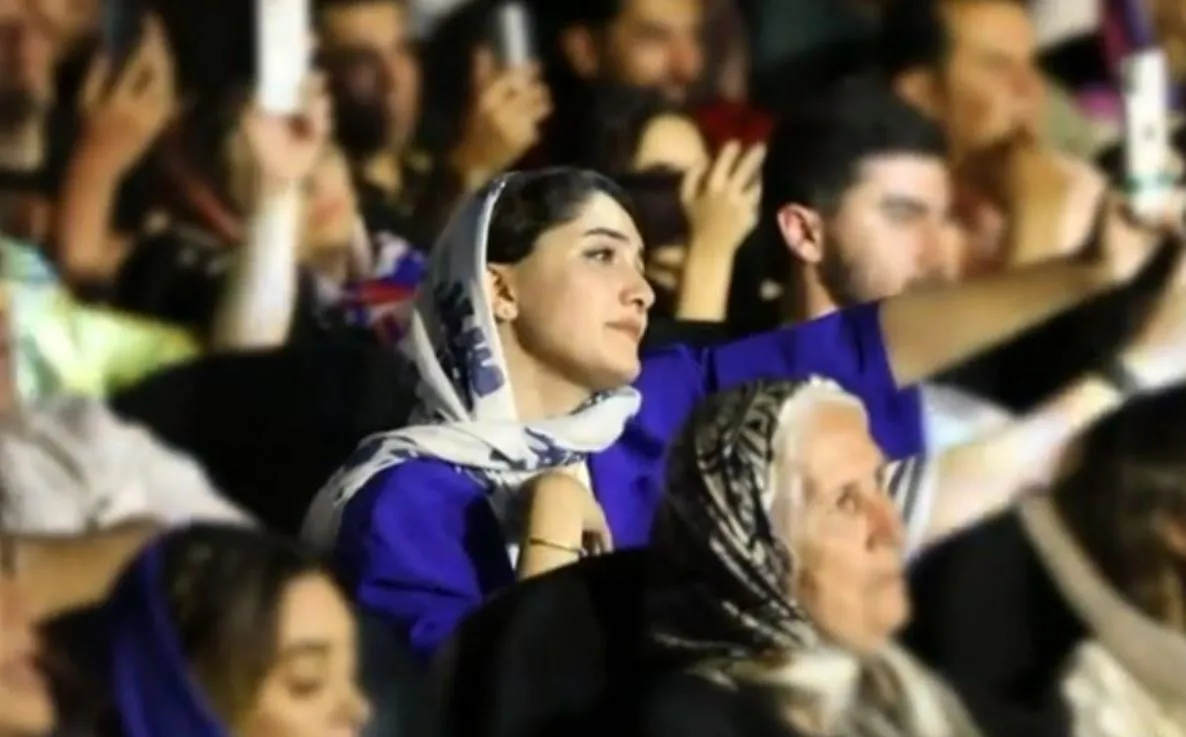 سلفی رضا صادقی با دختر خبرساز کنسرتش+ عکس