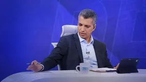انتقاد شدید عادل فردوسی‌پور از حرکت غیراخلاقی خداداد عزیزی / جلوی دوربین فحش ندهید