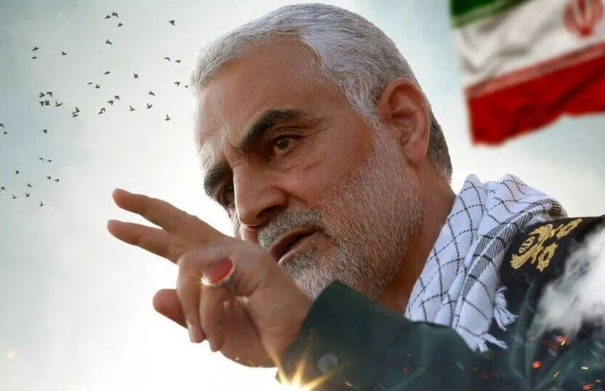 تصاویر حضور شهید سلیمانی در کارگاه ساخت گنبد حرم مطهر امام حسین (ع)