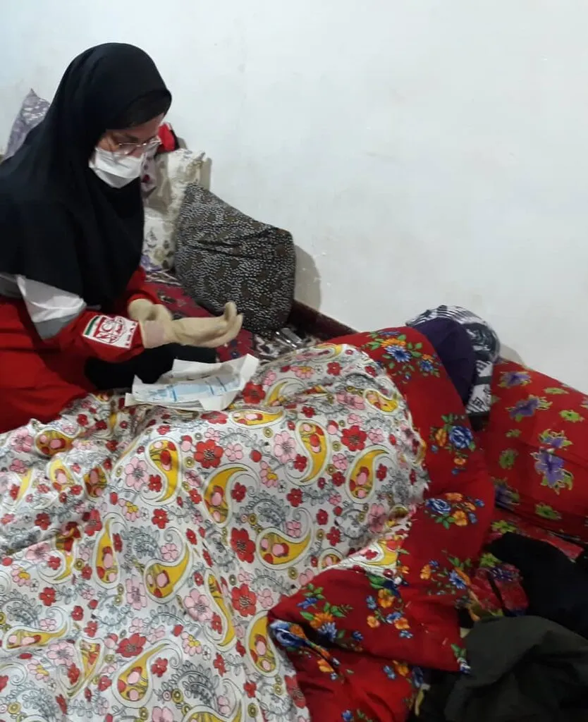 تصاویر عملیات نفس‌ گیر نجات زن باردار از برف ۲ متری