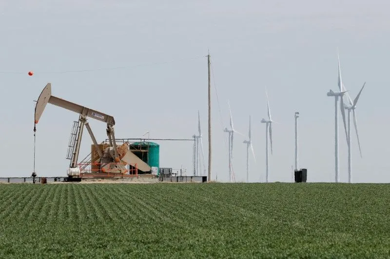 Oil Falls Amid Record U.S. Stockpiles, Upcoming Producer Talks