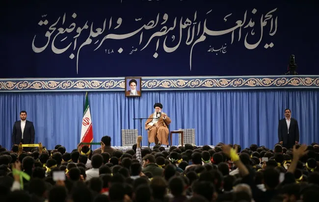 رهبر معظم انقلاب: تاریخ را تحریف می‌کنند/ مذاکره با آمریکا هیچ نتیجه‌ای ندارد چون قطعا هیچ امتیازی نمی‌دهند