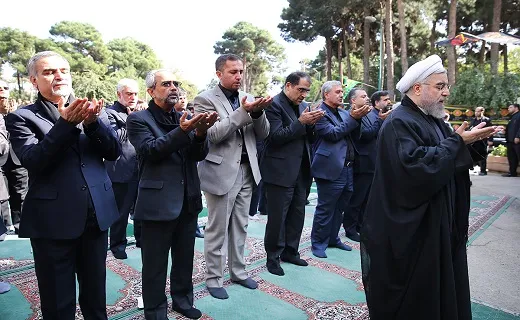 عزاداری روحانی در جمع مردم محله‌خلیج‌فارس