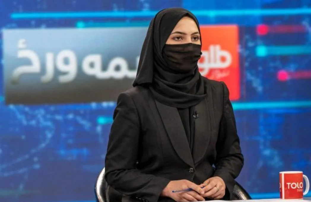 حجاب طالبان بر دهان مجریان زن افغانستان + فیلم