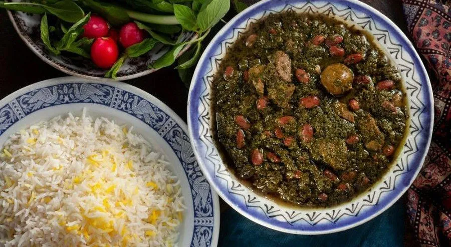 طرز تهیه قرمه سبزی خوش مزه با دم گاو + فیلم