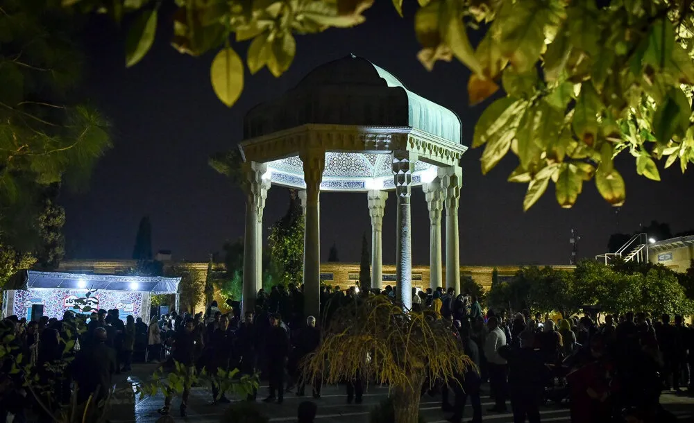 فال حافظ امروز سه شنبه ۲۲ شهریور + تفسیر دقیق