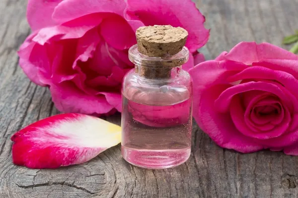 فواید گلاب برای پوست و مو