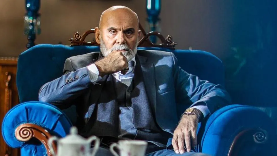 فن رزمی جمشید هاشم پور ۷۸ ساله مقابل عکاسان! + فیلم