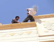 پرتاب دو جوان از بلندی در حمص +عکس