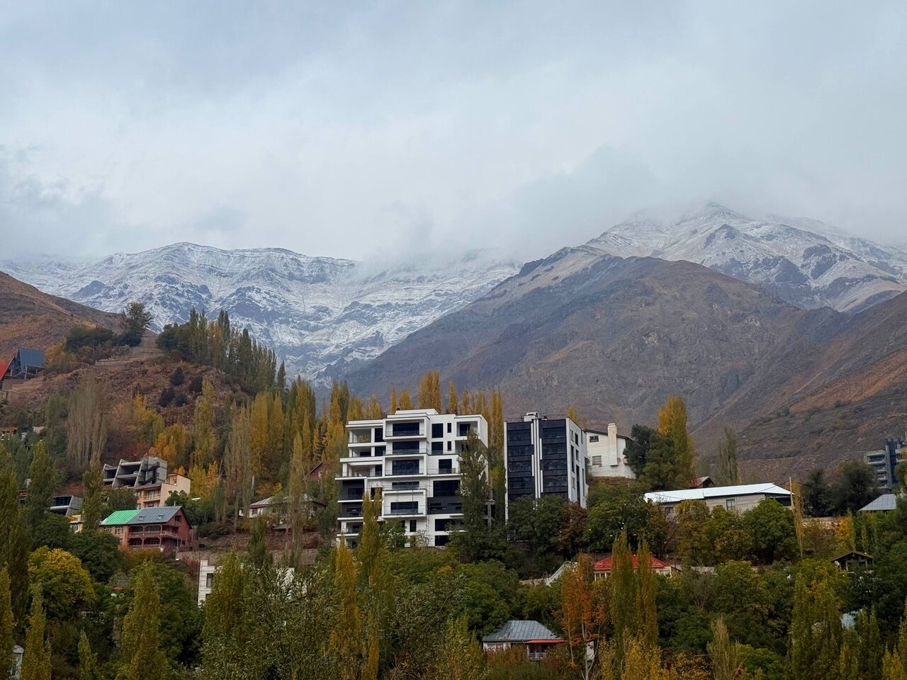 تصاویر دیدنی از بارش اولین برف پاییزی در تهران + عکس